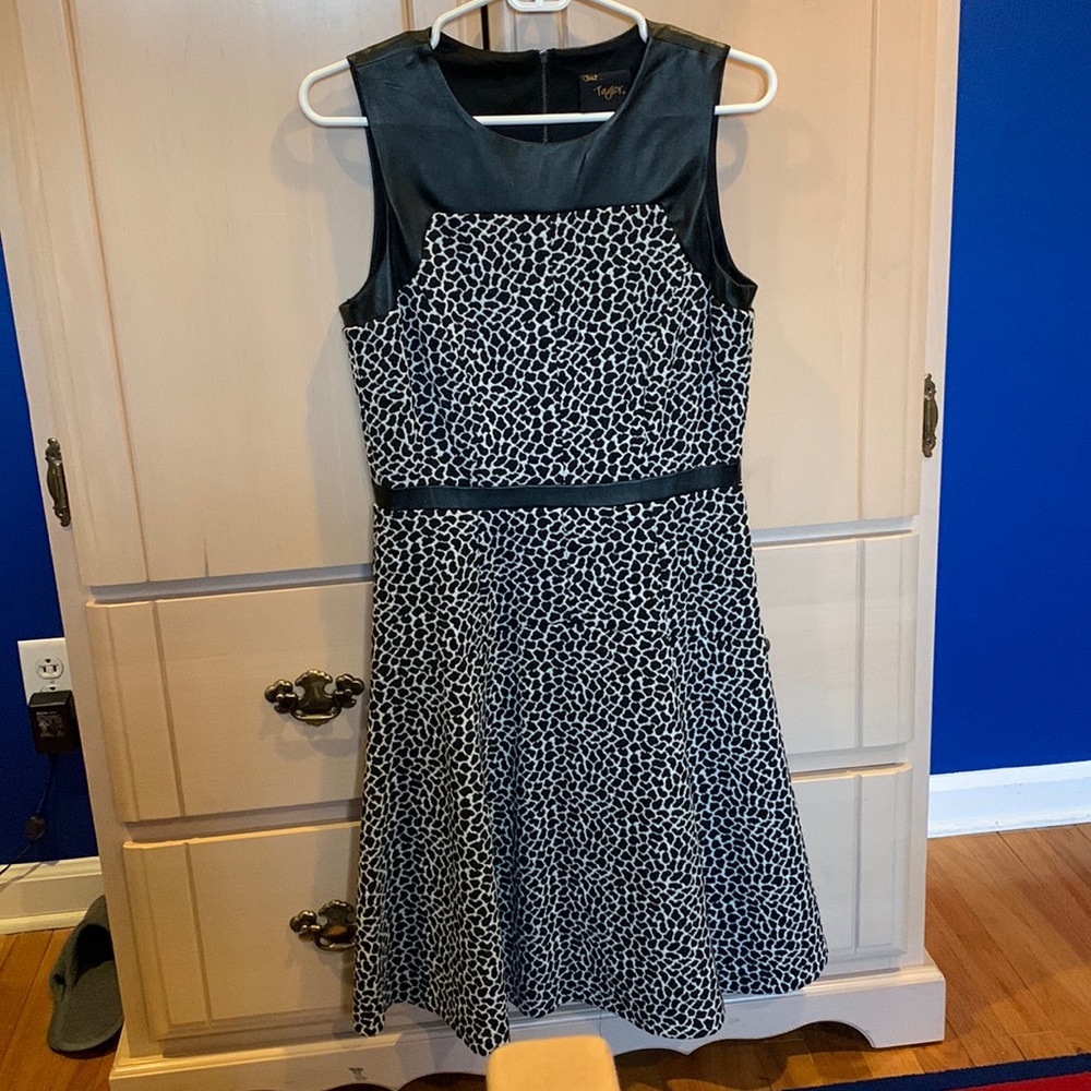 Leather (faux) and giraffe print in stretch fabric